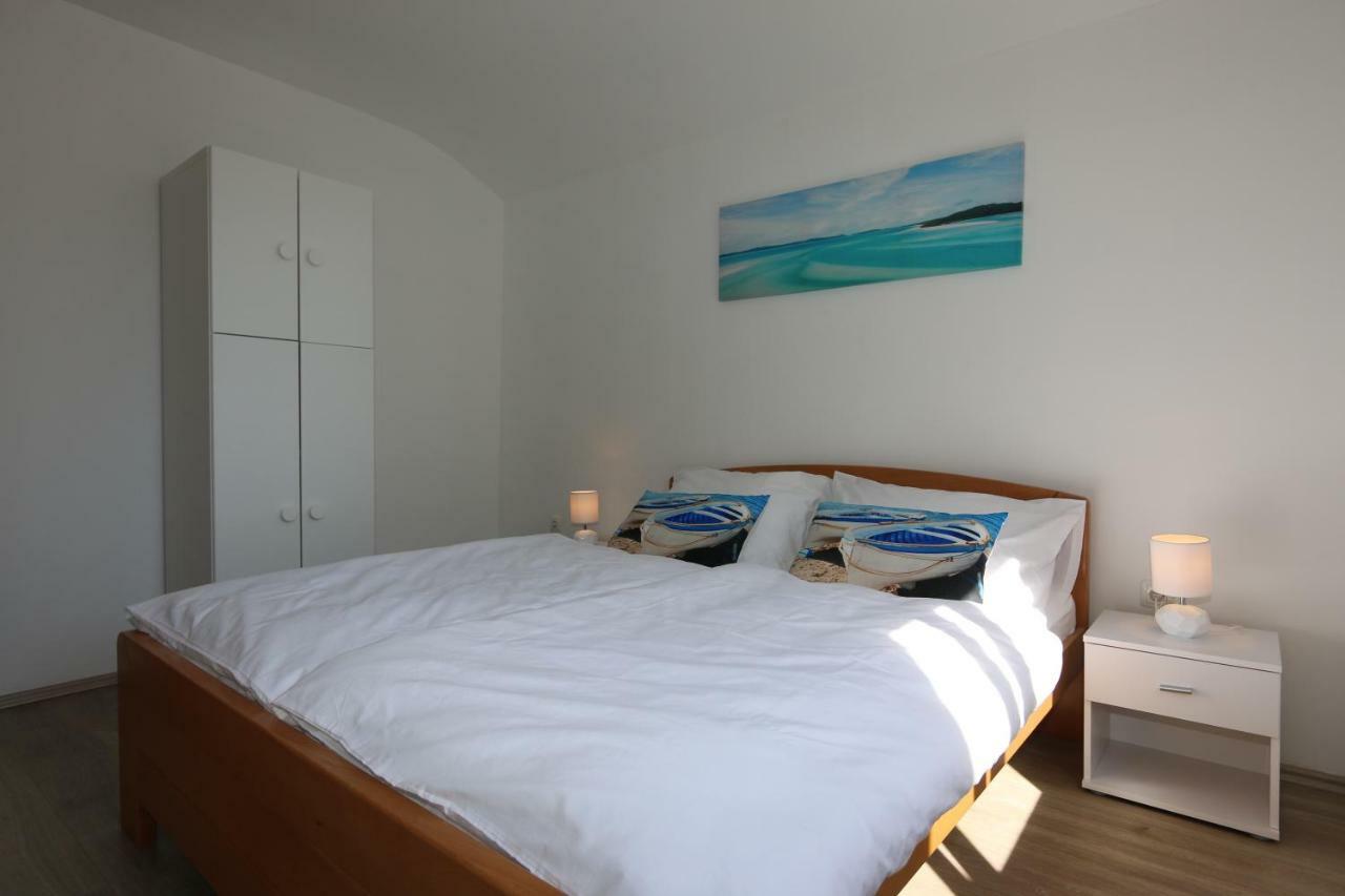Apartman Ema Malinska Bagian luar foto